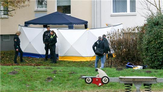Die Polizei sperrt den Bereich ab, in dem das Kind am Samstagmorgen abgestürzt war.