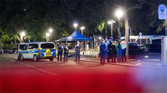Die Polizei sperrt den Tatort ab. 