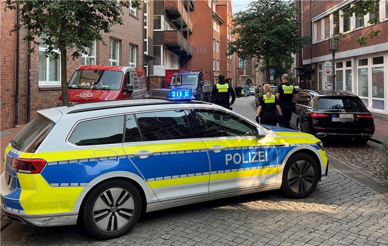 Die Polizei sperrt die Ritterstraße zu Beginn des 26. Verhandlungstages im Clan-Prozesses im Landgericht Stade ab.