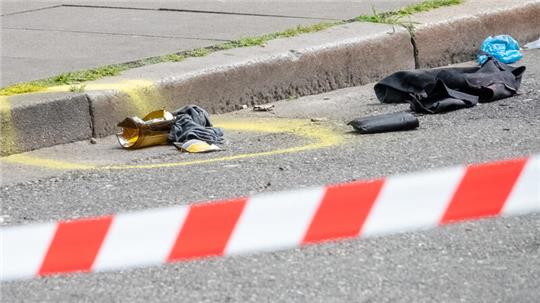 Die Polizei sperrt nach einem Einsatz einen Bereich nahe der Reeperbahn ab.