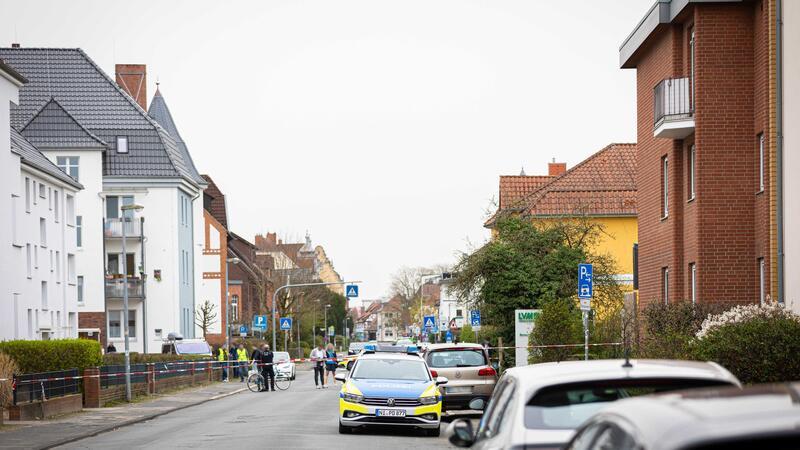 Die Polizei sperrt während des Einsatzes die Friedrichstraße in Nienburg.
