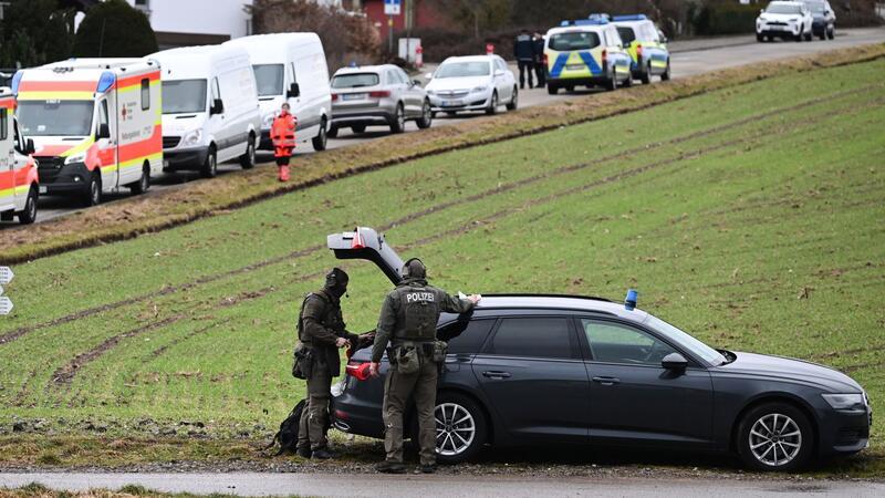 Ex-Soldat nach Großeinsatz der Polizei in U-Haft Die Polizei sperrte das Haus weiträumig ab und evakuierte umliegende Gebäude.