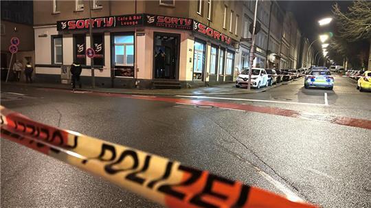 Die Polizei sperrte den Tatort im Stadtteil Wilstorf bis zum Morgen mit einem Großaufgebot ab.