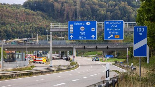Die Polizei sperrte die Autobahn an der Grenze zur Schweiz. 