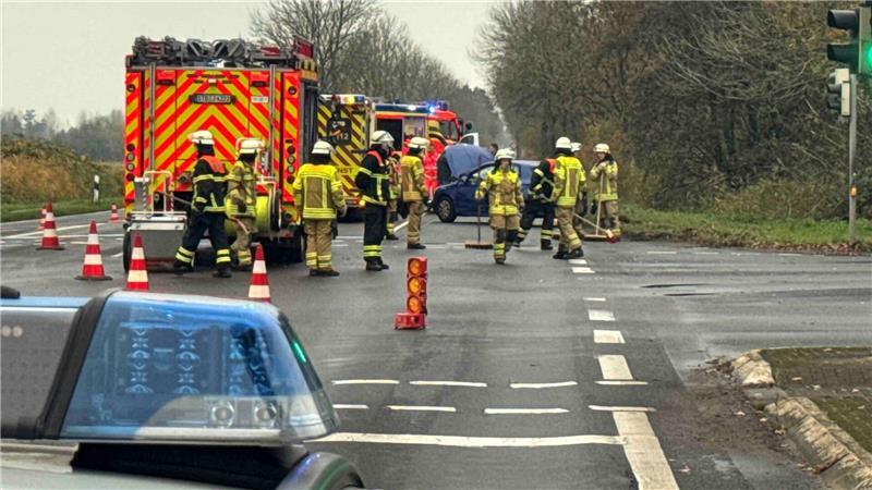 Einsatzkräfte an der Kreuzung der L111 und der Stader Elbstraße am Morgen des 8. November.