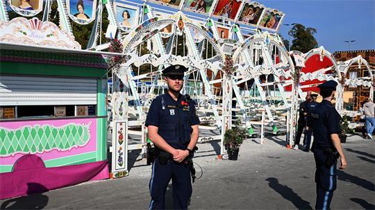 Die Polizei sperrte die Schiffsschaukel ab. 