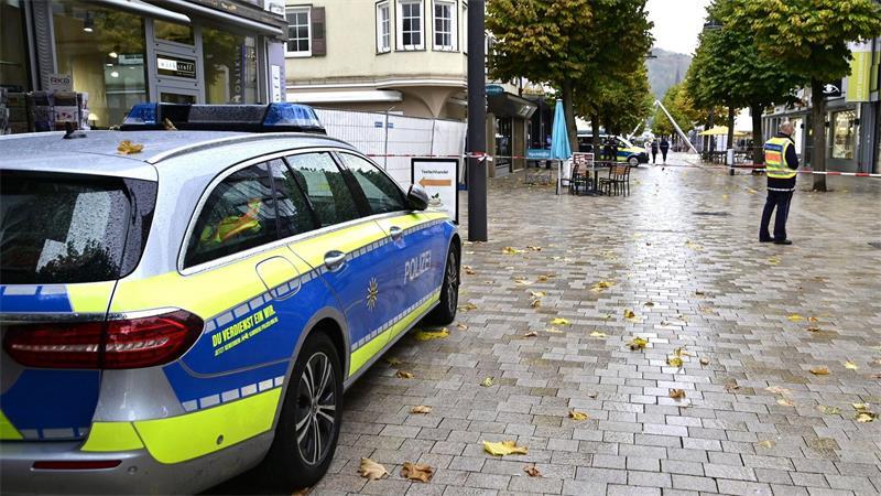 Die Polizei sperrte die Straßen rund um den Tatort weiträumig ab.
