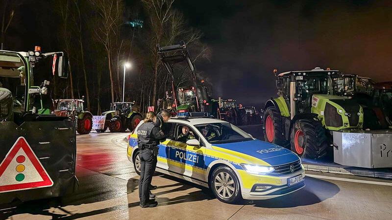 Landwirte protestieren: Aldi-Blockade im Stader Nachbarkreis ist beendet Die Polizei sperrte die Zufahrt zum Gewerbegebiet südlich der A39 ab.
