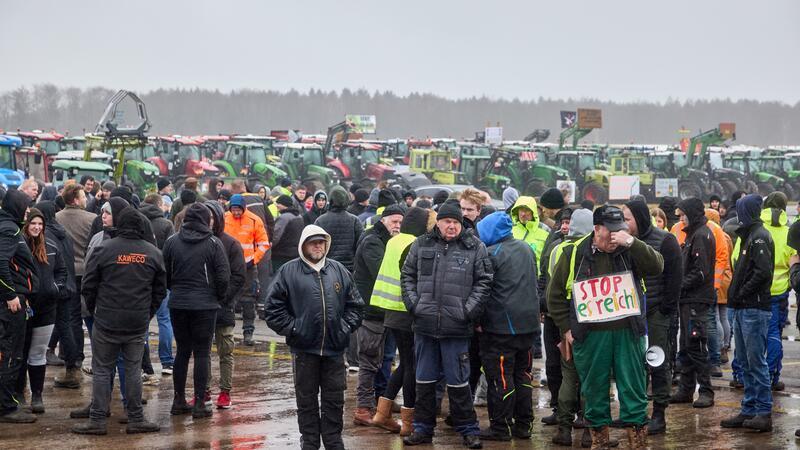 Bauernproteste: 5000 versammeln sich auf Flugplatz im Norden Die Polizei sprach von rund 5000 Fahrzeugen und einem friedlichen Verlauf.