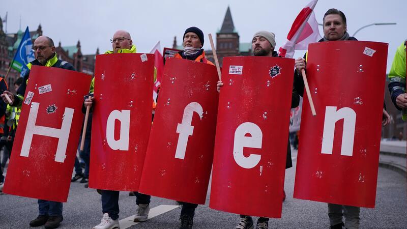 Hafenarbeiter protestieren lautstark gegen MSC-Deal Die Polizei sprach zunächst von rund 500 Teilnehmerinnen und Teilnehmern.
