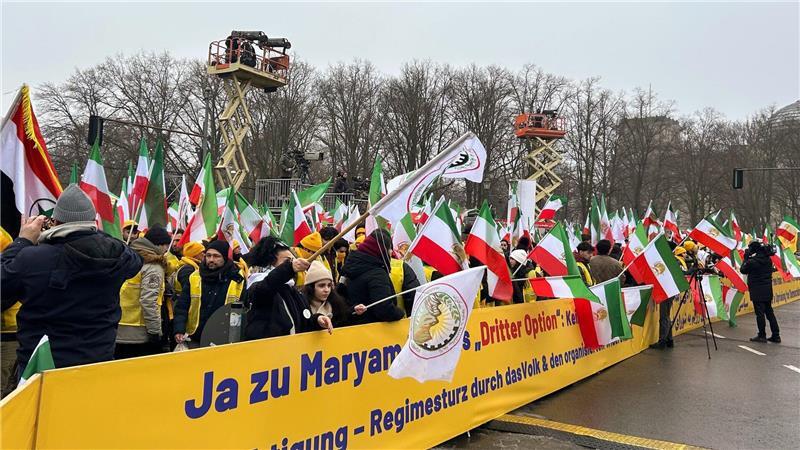 Tausende demonstrieren in Berlin für Freiheit im Iran Die Polizei spricht von einem friedlichen Verlauf.