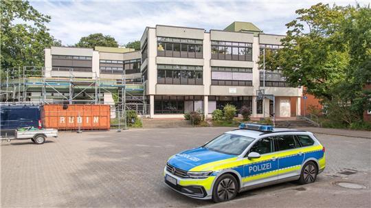 Ein Streifenwagen steht vor der Hermann-Allmers-Schule in Hagen (Kreis Cuxhaven).