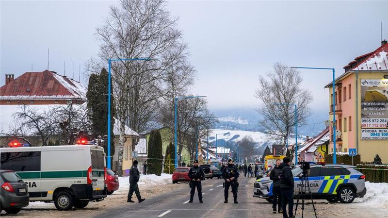 Mindestens zwei Tote in slowakischer Schule Die Polizei steht auf der Straße zum Gymnasium in dem ein Amoklauf stattfand. Mit einem Messer hat ein 18 Jahre alter Schüler in einem Gymnasium in der Slowakei mindestens zwei Menschen getötet und mehrere verletzt.