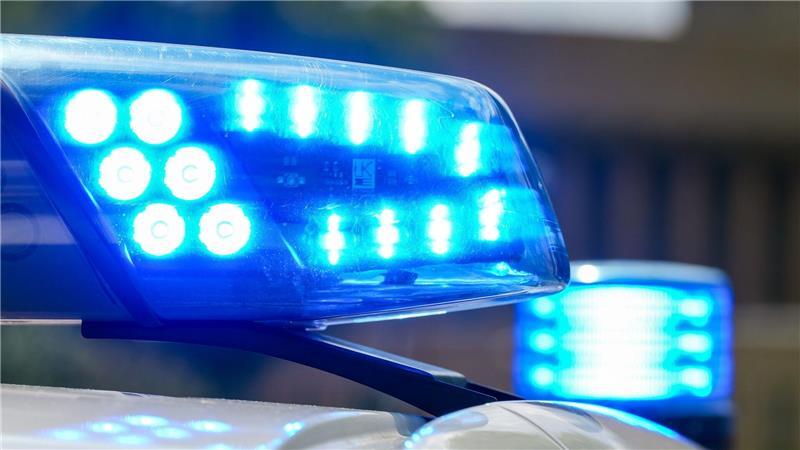 Auf Haus geschossen - Kugel durchschlägt Rollladen Die Polizei steht vor einem Rätsel, warum es Unbekannte wiederholt auf das Wohnhaus im Kreis Diepholz abgesehen haben. (Symbolbild)