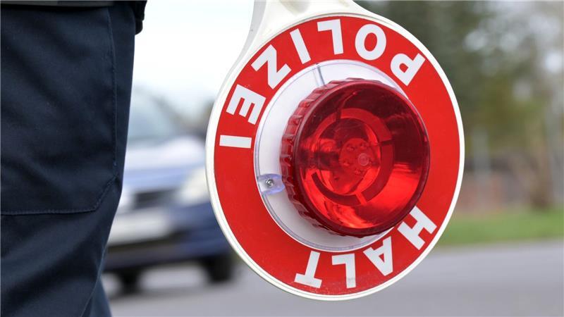 Die Polizei stellt nach einer Verfolgungsjagd einen betrunkenen Mann. (Symbolbild)