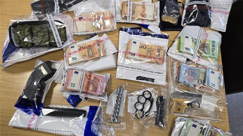 Die Polizei stellte Waffen, Betäubungsmittel, Gold und Bargeld sicher.