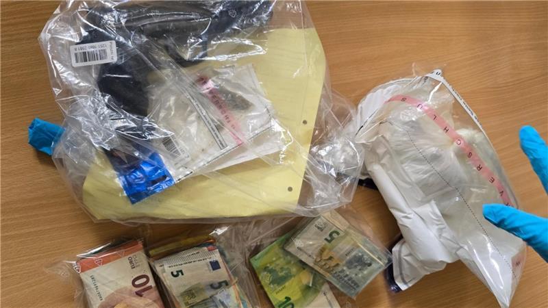 Die Polizei stellte auch Bargeld und eine Schreckschusswaffe sicher.