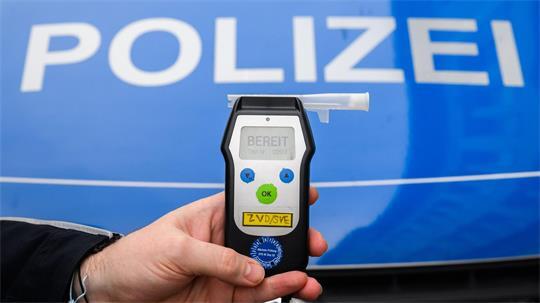 Die Polizei stellte bei dem Fahrer einen hohen Promillewert fest. (Symbolbild)