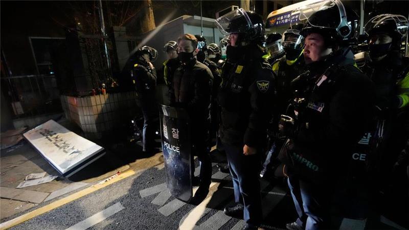 Die Polizei stellte sich den Demonstranten vor dem Gerichtsgebäude in Seoul in den Weg.  