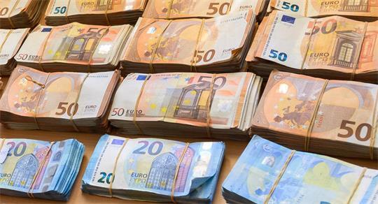 Die Polizei stellte unter anderem 10.000 Euro an Bargeld sicher. (Symbolbild)
