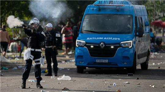 Die Polizei stößt in Rio de Janeiro mit Flamengo-Fußballfans zusammen.