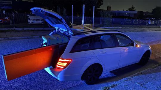 Die Polizei stoppte einen Mercedes, aus dessen offenem Kofferraum eine Arbeitsplatte mit Spüle herausragte.