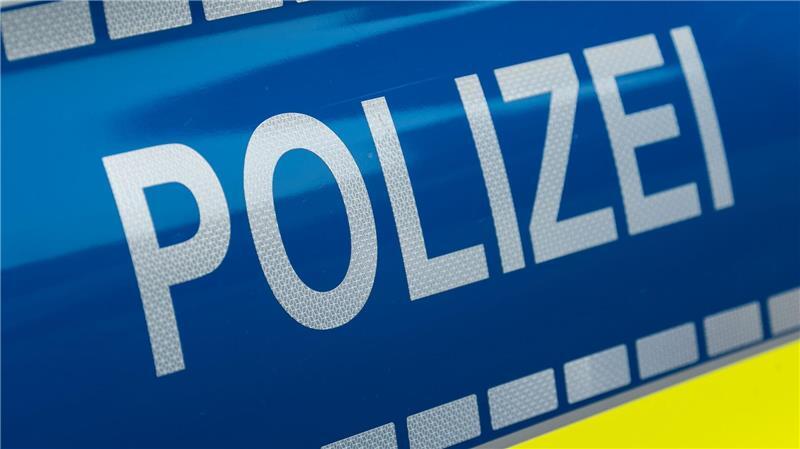 Hakenkreuz in Motorhaube geritzt Die Polizei sucht Zeugen. (Symbolbild)