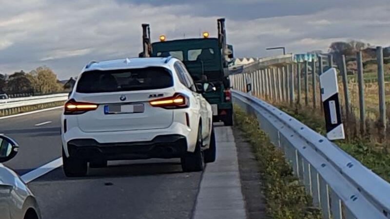 Die Polizei sucht den Fahrer dieses grünen Lastwagens.