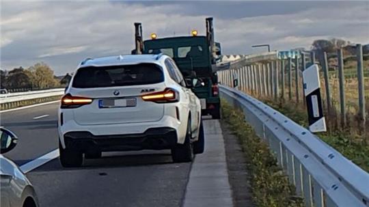 Die Polizei sucht den Fahrer dieses grünen Lastwagens.