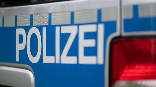 Das Wort Polizei ist auf einem Fahrzeug der Polizei zu sehen. 