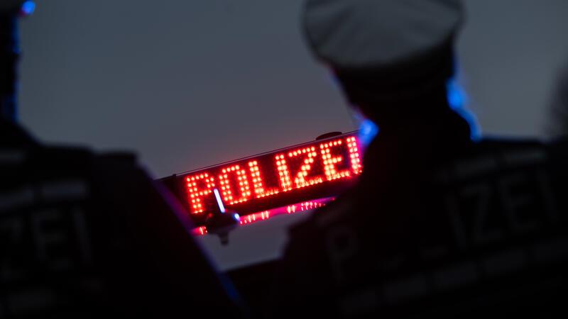 Die Polizei sucht für die drei Einbrüche mögliche Zeugen.