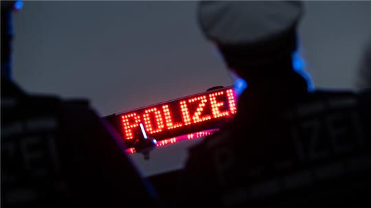 Die Polizei sucht für die drei Einbrüche mögliche Zeugen.