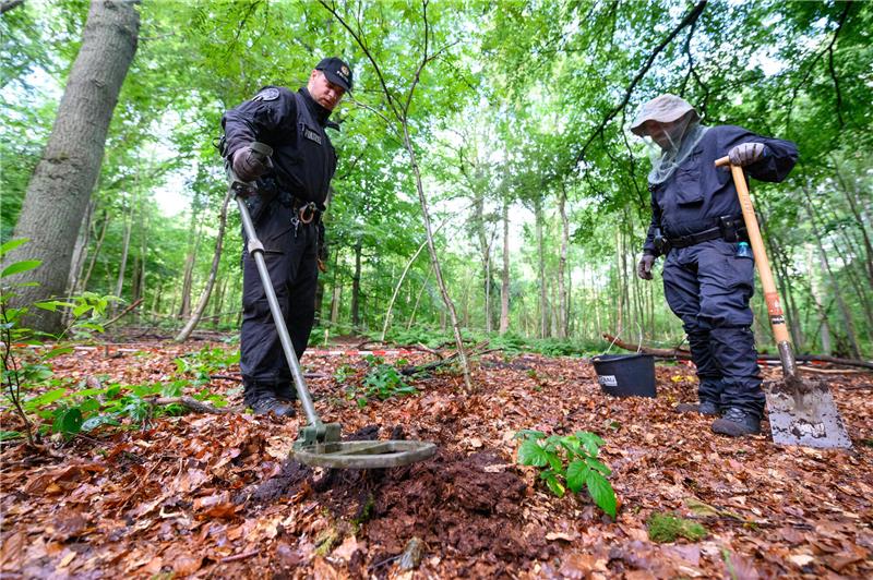 Die Polizei sucht im Unterholz zwischen den Ortschaften Sprötze und Holm-Seppensen nach sterblichen Überresten. Symbolfoto: dpa