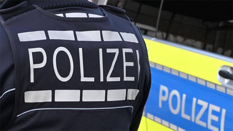 Die Polizei sucht mit mehreren Streifenwagen nach dem Täter. (Symbolbild)