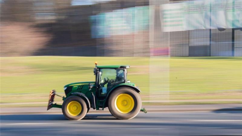 Die Polizei sucht nach dem Unfallwagen und dem Traktor. (Symbolbild)