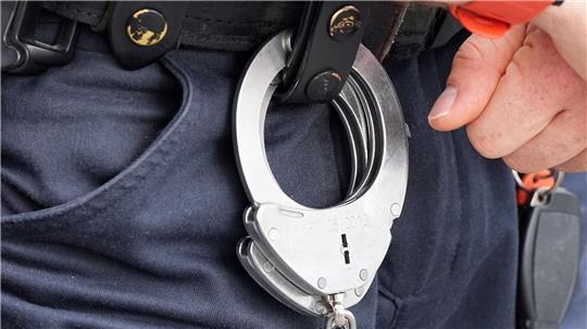 Die Polizei sucht nach dem Verdächtigen. (Symbolbild)