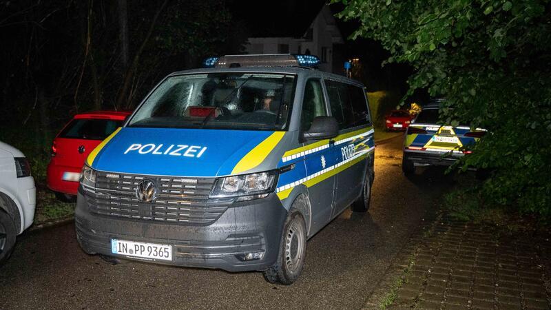 Mann in Haus am Ammersee tot gefunden - Bundesweite Fahndung Die Polizei sucht nach dem mutmaßlichen Tötungsdelikt mittlerweile bundesweit nach dem flüchtigen Tatverdächtigen.