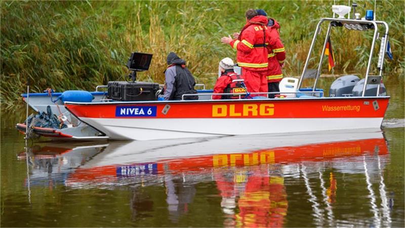 Die Polizei sucht von einem Boot des DLRG die Geeste ab. Foto: Lothar Scheschonka