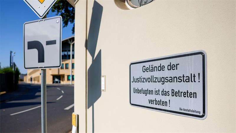 Ermittlungen gegen Vollzugsbeamte – Handys und Drogen in JVA Die Polizei suchte die Polizei nach Beweismitteln wie Handys und Schriftstücken.