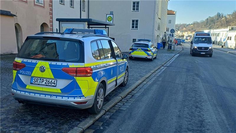 Die Polizei suchte in Passau mit mehreren Streifen und einem Hubschrauber nach dem Mann. 