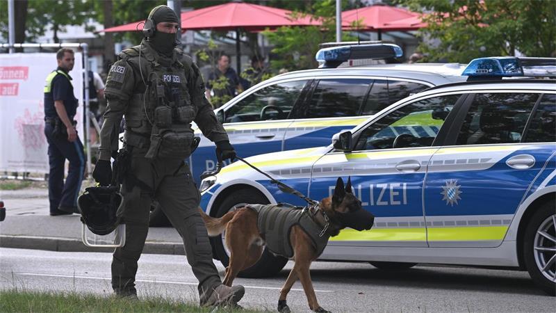 Ermittlungen nach tödlicher Messerattacke in Bankfiliale Die Polizei suchte nach der Festnahme das Gebäude ab.