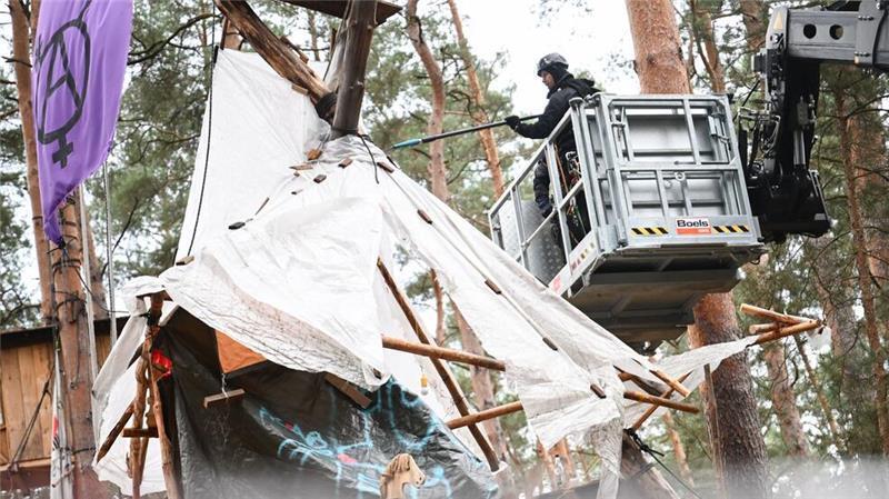 Höhenretter holen erneut Tesla-Gegner von Bäumen Die Polizei überprüft die Bauten der Tesla-Gegner in Wald in Grünheide. Die Umweltaktivisten müssen ihr Camp nach fast neun Monaten endgültig räumen.