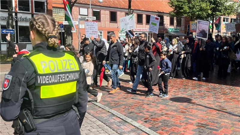 „Angriff auf die Menschlichkeit“: 200 Menschen bei Gaza-Demo in Buxtehude Die Polizei überwachte die Gaza-Demo mit einem Dutzend Beamten.