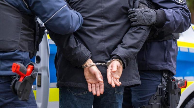 Die Polizei und das Mobile Einsatzkommando Lüneburg hat am Donnerstag am Bahnhof Buxtehude einen mutmaßlichen Waffenhändler festgenommen (Symbolbild).