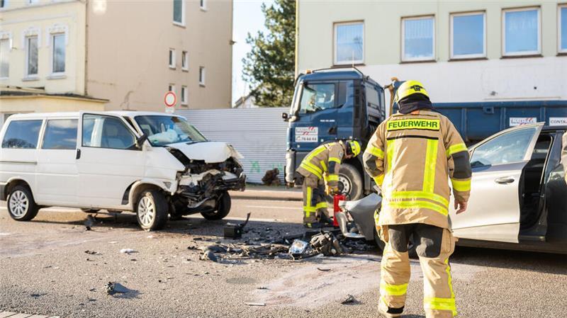 Die Polizei und die Berufsfeuerwehr sind vor Ort und sichern die Unfallstelle.