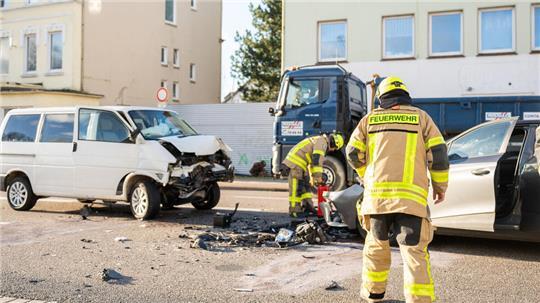 Die Polizei und die Berufsfeuerwehr sind vor Ort und sichern die Unfallstelle.