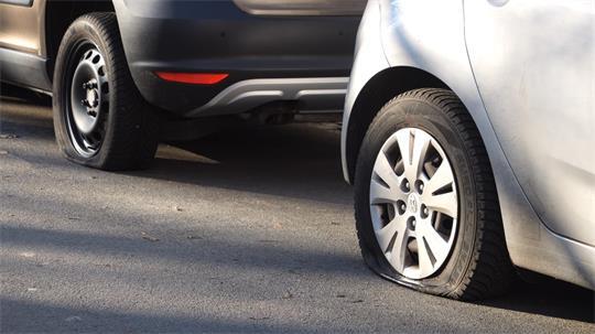 Die Polizei untersucht am Montagmorgen in Winterhude zahlreiche Autos, bei denen die Luft aus den Reifen gelassen wurde. (Symbolbild)