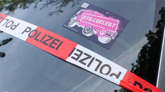 Die Polizei untersucht am Montagmorgen in Winterhude zahlreiche Autos, bei denen die Luft aus den Reifen gelassen wurde.