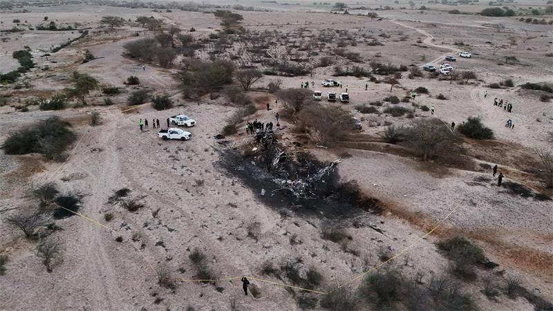 Maschine stürzt auf Rundflug in Peru ab - Deutsche sterben Die Polizei untersucht das Wrack des Kleinflugzeugs.