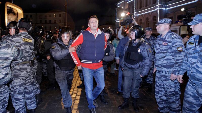 Russische Justiz: Kremlgegner Nawalny in Haft gestorben Die Polizei verhaftet Alexej Nawalny (M) mehrmals während Protesten - hier einen Tag nach Putins Amtseinführung 2012.